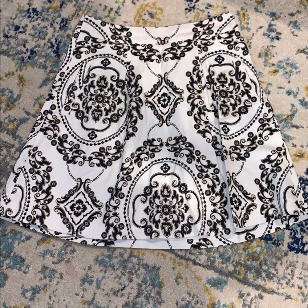 White house black market skirt. Size 00